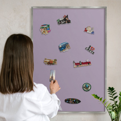 Decoratief metalen magneetbord in een zilveren lijst Lila paars