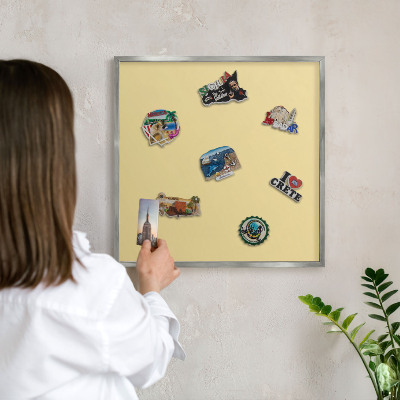 Decoratief metalen magneetbord in een zilveren lijst Crèmegeel