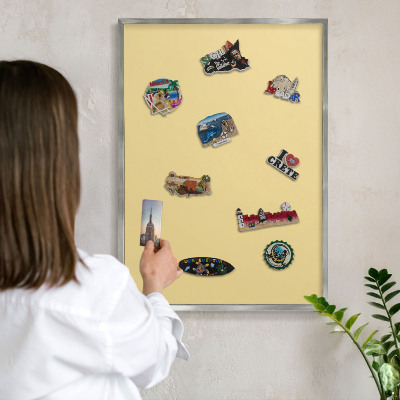 Decoratief metalen magneetbord in een zilveren lijst Crèmegeel