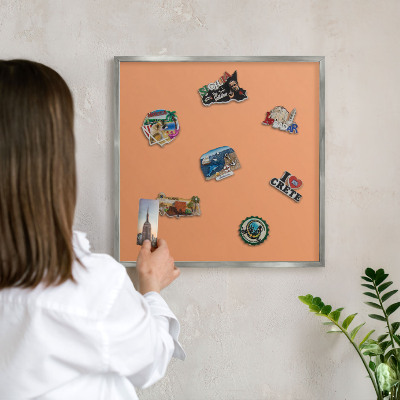 Magneetbord voor souvenir magneten met zilveren lijst Pastel oranje