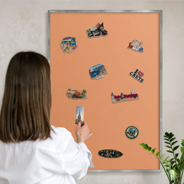Magneetbord voor souvenir magneten met zilveren lijst Pastel oranje