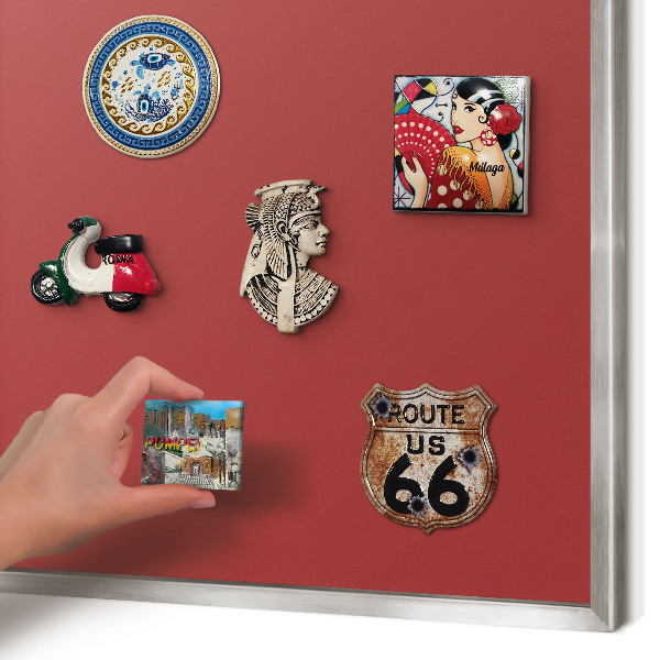 Decoratief metalen magneetbord in een zilveren lijst Bordeauxrode kleur