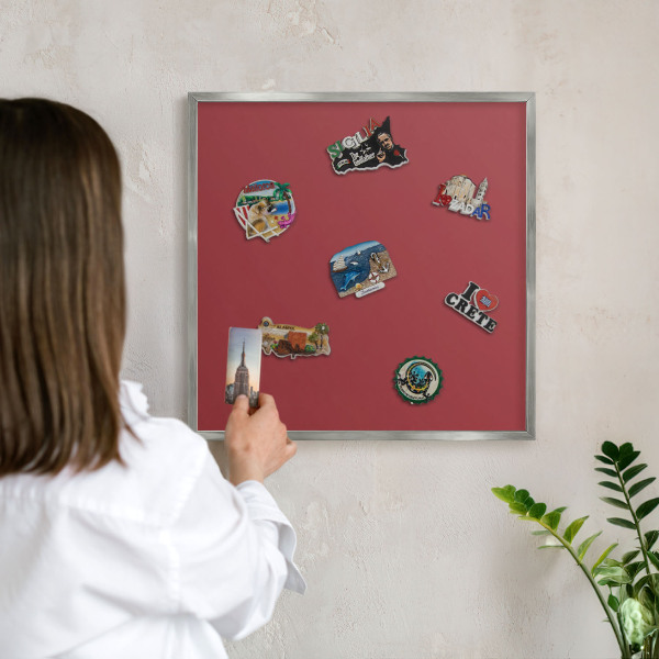 Decoratief metalen magneetbord in een zilveren lijst Bordeauxrode kleur