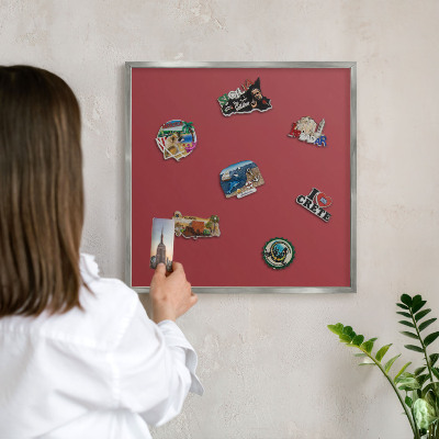 Decoratief metalen magneetbord in een zilveren lijst Bordeauxrode kleur