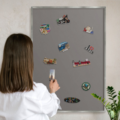 Magneetbord voor souvenir magneten met zilveren lijst Donkergrijs