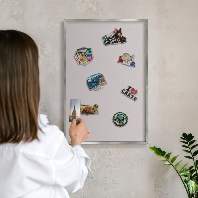 Magneetbord voor souvenir magneten met zilveren lijst Asgrijs