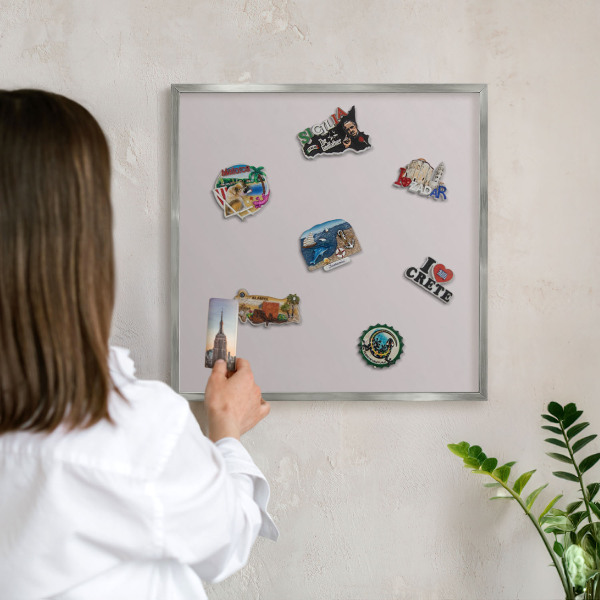 Magneetbord voor souvenir magneten met zilveren lijst Asgrijs