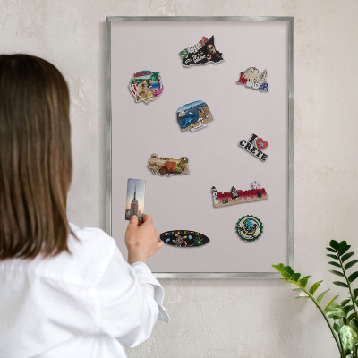 Magneetbord voor souvenir magneten met zilveren lijst Asgrijs