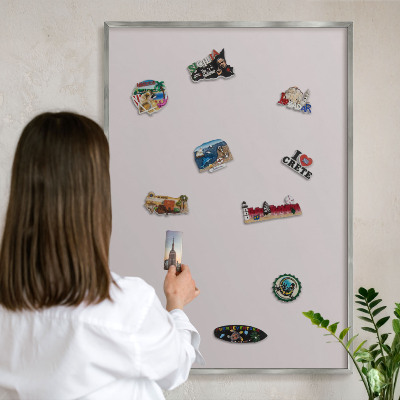 Magneetbord voor souvenir magneten met zilveren lijst Asgrijs