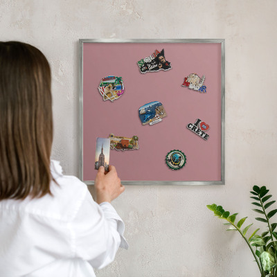 Decoratief metalen magneetbord in een zilveren lijst Oudroze