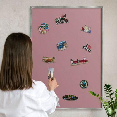Decoratief metalen magneetbord in een zilveren lijst Oudroze