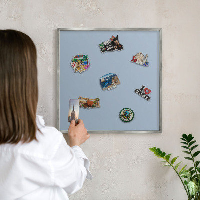 Magneetbord voor souvenir magneten met zilveren lijst Pastelblauw