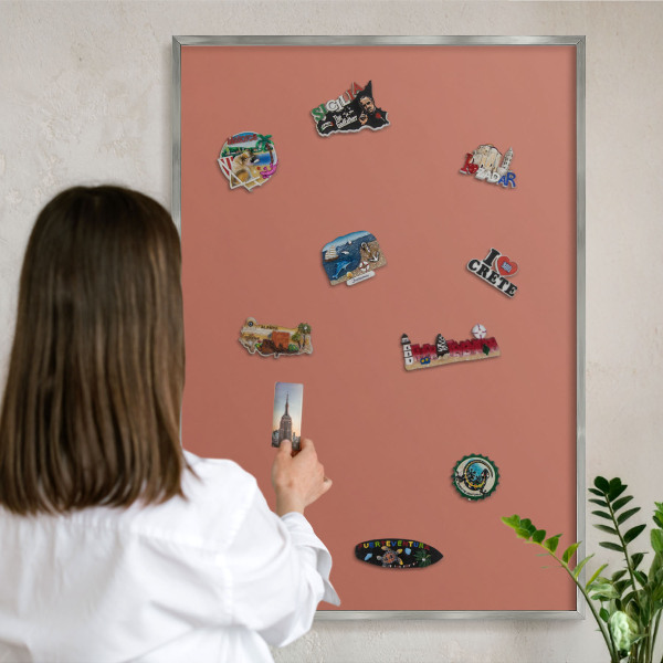 Magneetbord voor souvenir magneten met zilveren lijst Baksteenkleur
