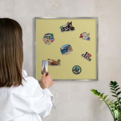 Decoratief metalen magneetbord in een zilveren lijst Lichte mosterd