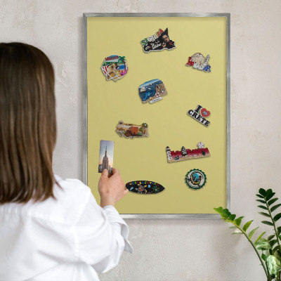 Decoratief metalen magneetbord in een zilveren lijst Lichte mosterd