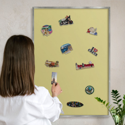 Decoratief metalen magneetbord in een zilveren lijst Lichte mosterd
