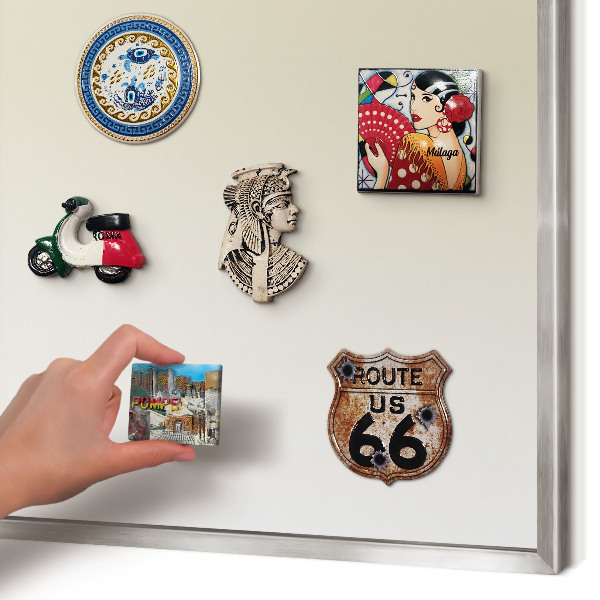 Decoratief metalen magneetbord in een zilveren lijst Crèmekleurige overgang