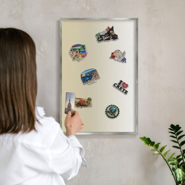 Decoratief metalen magneetbord in een zilveren lijst Crèmekleurige overgang