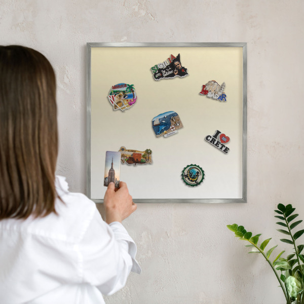 Decoratief metalen magneetbord in een zilveren lijst Crèmekleurige overgang