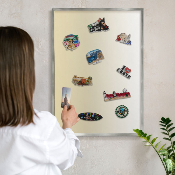 Decoratief metalen magneetbord in een zilveren lijst Crèmekleurige overgang