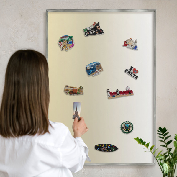 Decoratief metalen magneetbord in een zilveren lijst Crèmekleurige overgang