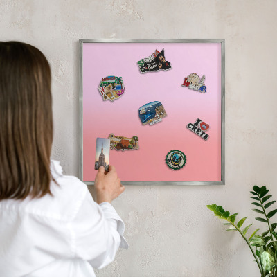 Decoratief metalen magneetbord in een zilveren lijst Subtiele kleurovergang