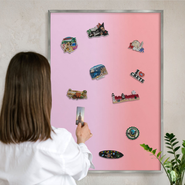 Decoratief metalen magneetbord in een zilveren lijst Subtiele kleurovergang