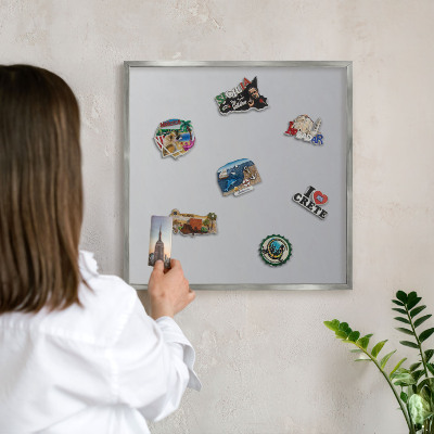 Magneetbord voor souvenir magneten met zilveren lijst Grijze gradiënt
