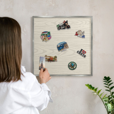 Magneetbord voor souvenir magneten met zilveren lijst Houten ringen