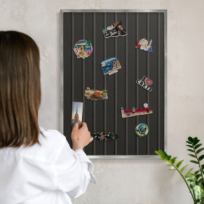 Decoratief metalen magneetbord in een zilveren lijst Paneeltextuur