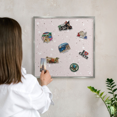 Decoratief metalen magneetbord in een zilveren lijst Modern terrazzo