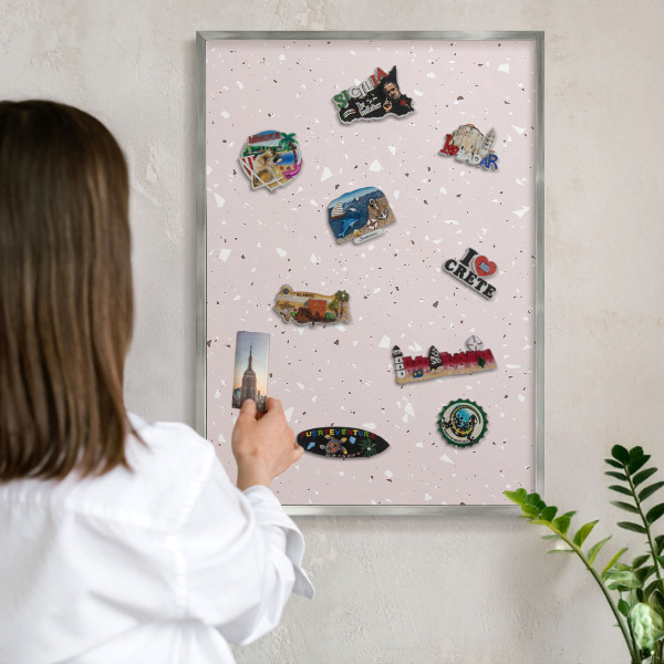 Decoratief metalen magneetbord in een zilveren lijst Modern terrazzo