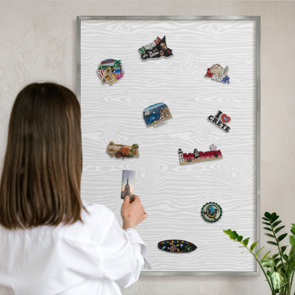 Magneetbord voor souvenir magneten met zilveren lijst Houten patroon