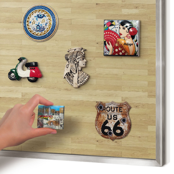 Decoratief metalen magneetbord in een zilveren lijst Houtstructuur