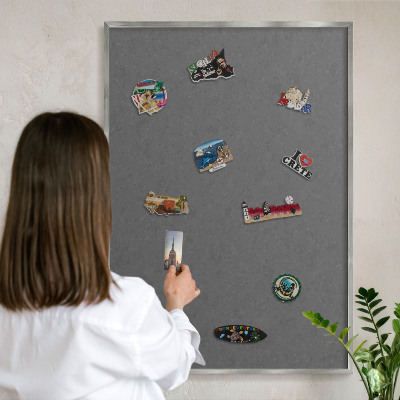 Decoratief metalen magneetbord in een zilveren lijst Grijze textuur