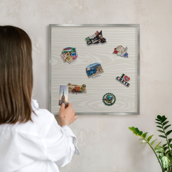 Decoratief metalen magneetbord in een zilveren lijst Houten constructie