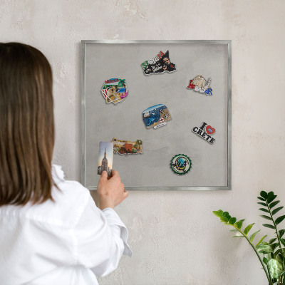 Magneetbord voor souvenir magneten met zilveren lijst Grijze achtergrond
