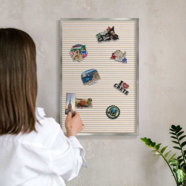 Decoratief metalen magneetbord in een zilveren lijst Verticale strepen