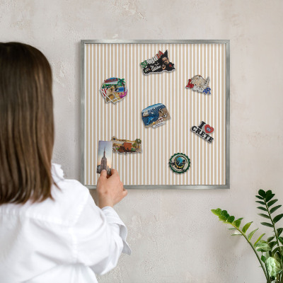 Decoratief metalen magneetbord in een zilveren lijst Verticale strepen