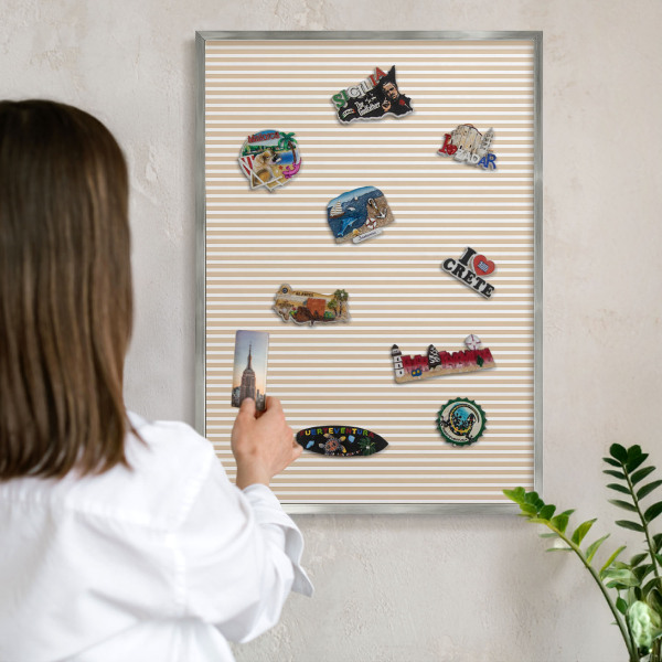 Decoratief metalen magneetbord in een zilveren lijst Verticale strepen