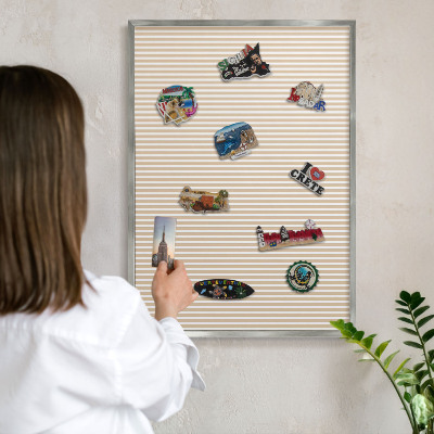 Decoratief metalen magneetbord in een zilveren lijst Verticale strepen