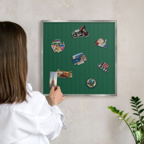 Magneetbord voor souvenir magneten met zilveren lijst Groene strepen