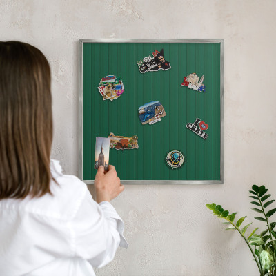 Magneetbord voor souvenir magneten met zilveren lijst Groene strepen