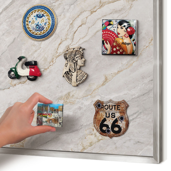 Decoratief metalen magneetbord in een zilveren lijst Marmeren elegantie