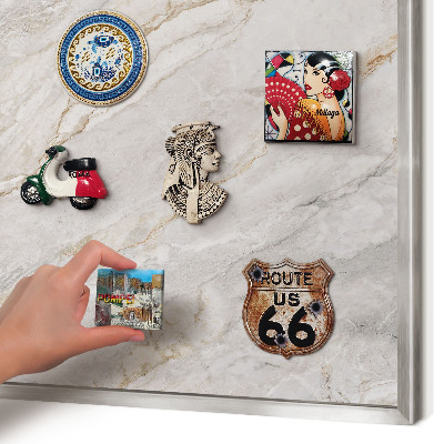 Decoratief metalen magneetbord in een zilveren lijst Marmeren elegantie