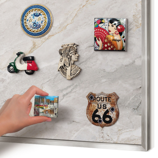 Decoratief metalen magneetbord in een zilveren lijst Marmeren elegantie