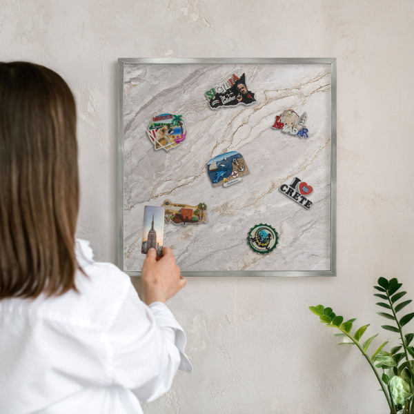 Decoratief metalen magneetbord in een zilveren lijst Marmeren elegantie