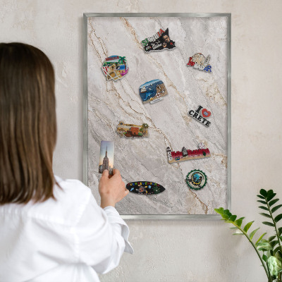 Decoratief metalen magneetbord in een zilveren lijst Marmeren elegantie