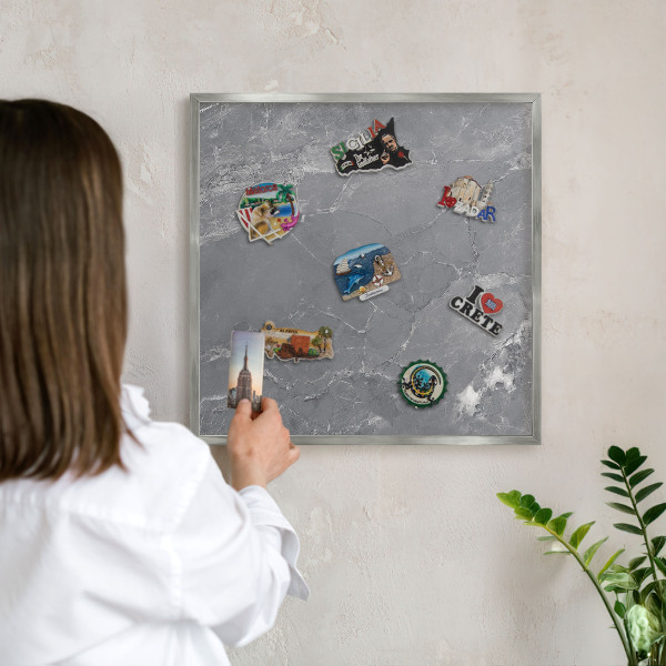 Magneetbord voor souvenir magneten met zilveren lijst Grijs marmer