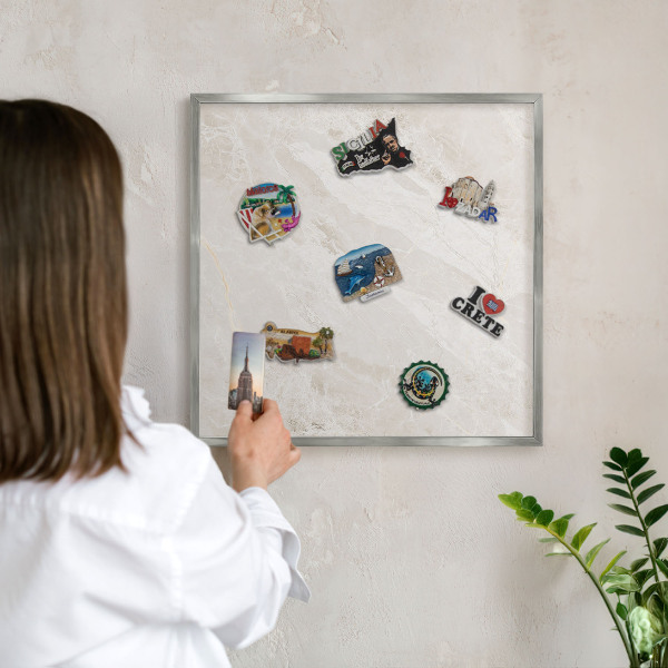 Decoratief metalen magneetbord in een zilveren lijst Romige elegantie